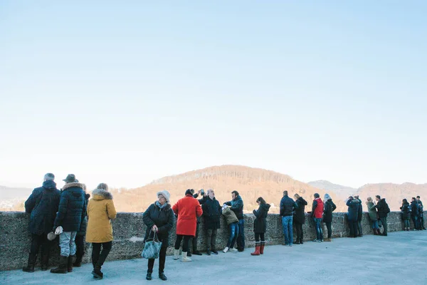 Austria, Salzburg, January 01, 2017: Tourists at the viewpoint overlooking the mountain. Travel, vacation, tourism, attractions. — Stock Photo, Image