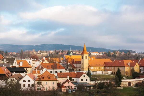 Une vue fabuleusement belle sur la ville de Cesky Krumlov en République tchèque. Lieu préféré des touristes du monde entier. Une des plus belles petites villes insolites du monde . — Photo