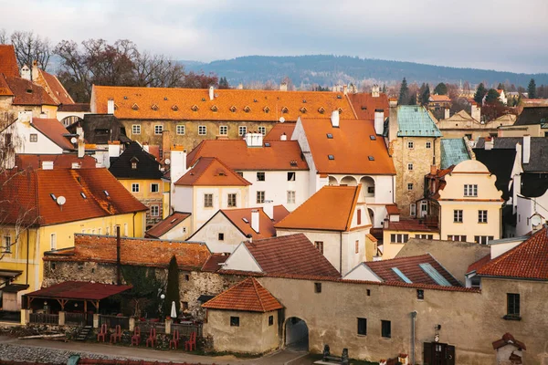Hermosa calle en la ciudad de Cesky Krumlov en la República Checa. Una de las ciudades inusuales más bellas del mundo . —  Fotos de Stock