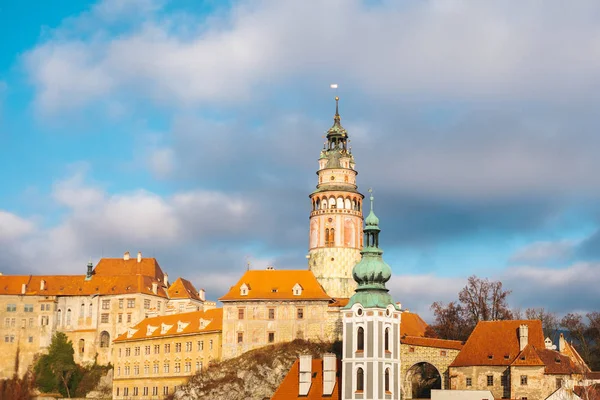 Une vue fabuleusement belle sur la ville de Cesky Krumlov en République tchèque. Lieu préféré des touristes du monde entier. Une des plus belles petites villes insolites du monde . — Photo