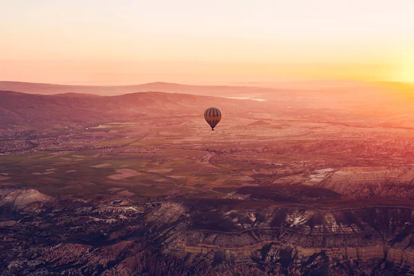 A famosa atração turística da Capadócia é um voo aéreo. A Capadócia é conhecida em todo o mundo como um dos melhores lugares para voos com balões. Capadócia, Turquia . — Fotografia de Stock