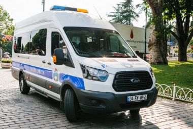 Istanbul, 15 Haziran 2017: Istanbul'da Sultanahmet Meydanı'nda polis arabası. Güvenlik tedbirlerinin yüksek turizm sezonunda güçlendirilmesi. Suça karşı nüfusun korunması.