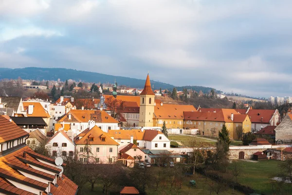 Una fabulosa vista de la ciudad de Cesky Krumlov en la República Checa. Lugar favorito de los turistas de todo el mundo. Una de las ciudades inusuales más bellas del mundo . —  Fotos de Stock