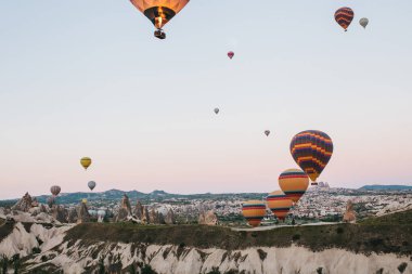 Kapadokya'nın ünlü turistik bir hava uçuş 's. Cappadocia tüm dünyada Balonlu uçuşlar için en iyi yerlerden biri olarak bilinir. Kapadokya, Türkiye.