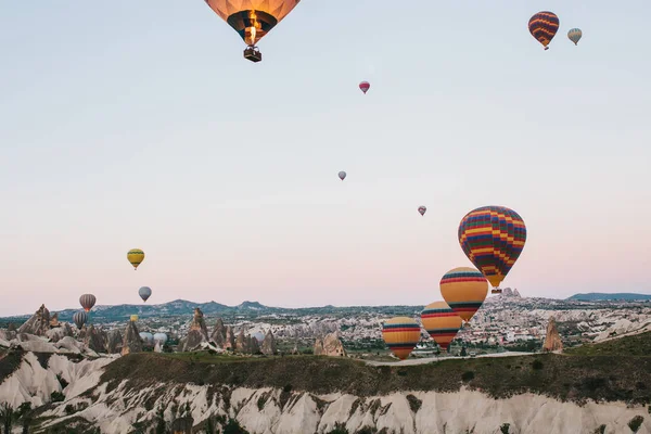 Kapadokya'nın ünlü turistik bir hava uçuş 's. Cappadocia tüm dünyada Balonlu uçuşlar için en iyi yerlerden biri olarak bilinir. Kapadokya, Türkiye.