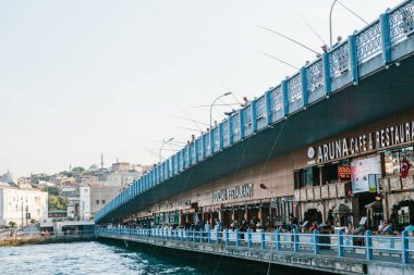 Istanbul, 15 Haziran 2017: Galata Köprüsü restoranlar.
