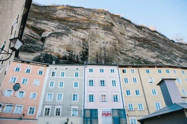 Austria, Salisburgo, 1 gennaio 2017: Tradizionali case multicolori austriache nella roccia di Salisburgo. Architettura austriaca delle case di costruzione . — Foto Stock