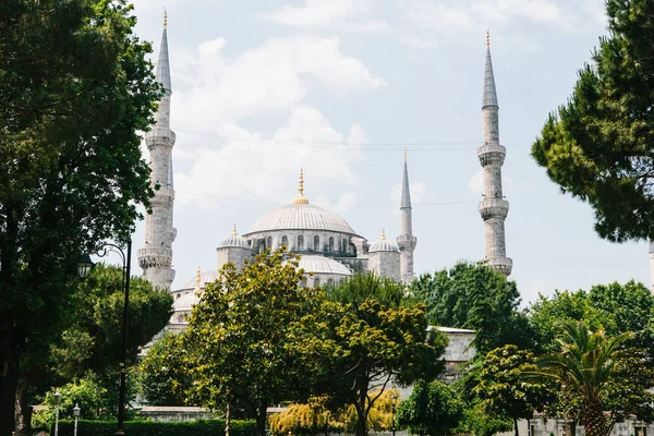 Всемирно известная Голубая мечеть в Стамбуле также называется Султанахмет. Турция . — стоковое фото