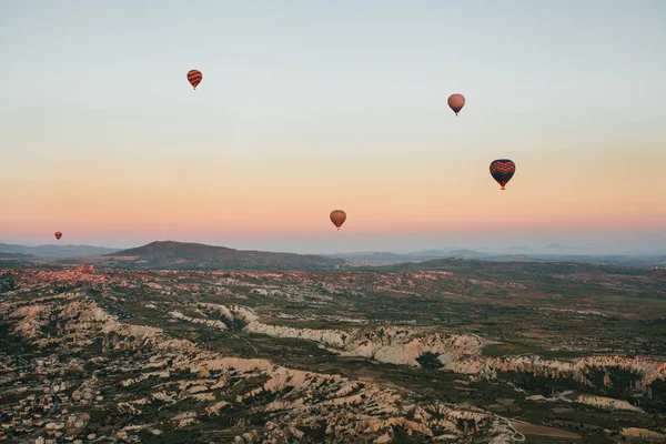 A famosa atração turística da Capadócia é um voo aéreo. A Capadócia é conhecida em todo o mundo como um dos melhores lugares para voos com balões. Capadócia, Turquia . — Fotografia de Stock