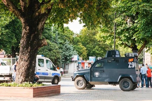 Istanbul, 15 Haziran 2017: Askeri araç ve polis araba Istanbul'da Sultanahmet Meydanı'nda. Güvenlik tedbirlerinin yüksek turizm sezonunda güçlendirilmesi.