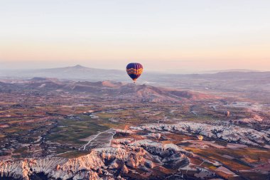 Kapadokya'nın ünlü turistik bir hava uçuş 's. Cappadocia tüm dünyada Balonlu uçuşlar için en iyi yerlerden biri olarak bilinir. Kapadokya, Türkiye.