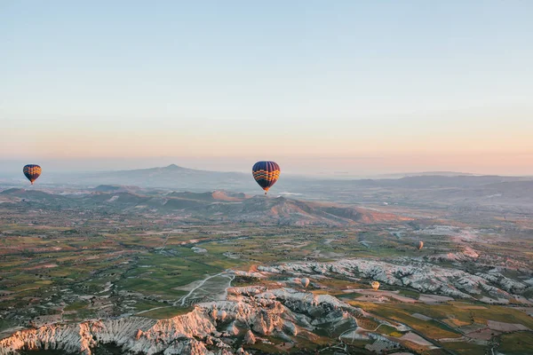 Kapadokya'nın ünlü turistik bir hava uçuş 's. Cappadocia tüm dünyada Balonlu uçuşlar için en iyi yerlerden biri olarak bilinir. Kapadokya, Türkiye.