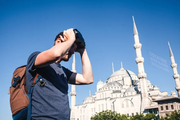 Путешественник в очках виртуальной реальности. Концепция виртуальных путешествий по миру. На заднем плане голубая мечеть Султанахмет в Стамбуле в Турции. Концепция технологии будущего . — стоковое фото