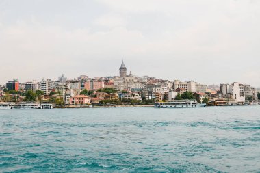 Güzel mavi boğaz ve gökyüzü karşı Istanbul'ın Avrupa kısmı güzel manzarasına. Modern Istanbul. Türkiye'nin seyahat.