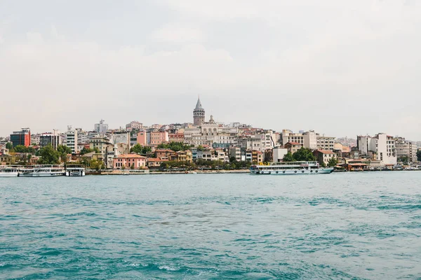 美丽的景色，对美丽的蓝色博斯普鲁斯海峡和天空伊斯坦布尔的欧洲部分。现代的伊斯坦布尔。土耳其周游. — 图库照片