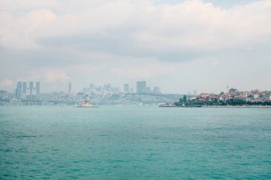 Istanbul 'un Asya ve Avrupa parçaları. Sağ tarafta kentin Asya, sol tarafta Avrupa kısmı. Dönüm noktası. Türkiye. Şehrin güzel bir manzara. Cityscape.