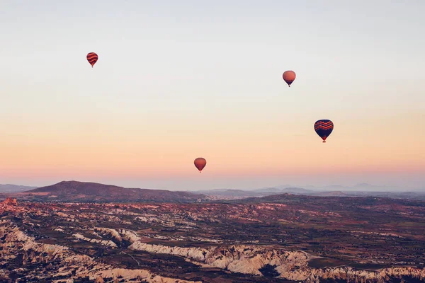 La famosa atracción turística de Capadocia es un vuelo aéreo. Capadocia es conocida en todo el mundo como uno de los mejores lugares para volar con globos. Capadocia, Turquía . —  Fotos de Stock