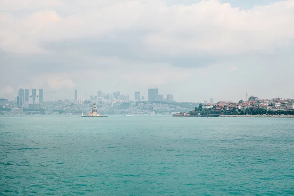 亚洲和欧洲地区的伊斯坦布尔。右边的是城市的亚洲部分，左边是欧洲的一部分。具有里程碑意义。土耳其。城市的美丽景色。城市景观. — 图库照片