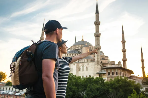Egy pár utazóknak, közel a világhírű Kék mecset Isztambul, Törökország. A lány mutatja az irányt. — Stock Fotó