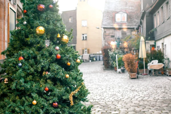 Kırmızı ve altın top şeklinde bir Noel ağacı Noel süsleri. Noel ağacı bir Avrupa şehri bir sokakta. Açık havada. Bir tatil kavramı.