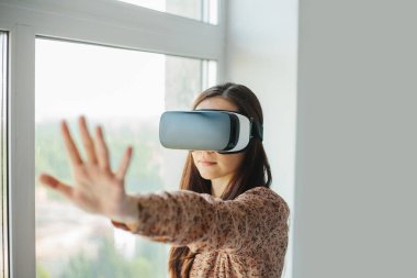 Sanal gerçeklik gözlüklü genç kadın. Modern teknolojiler. Geleceğin teknolojisi kavramı.