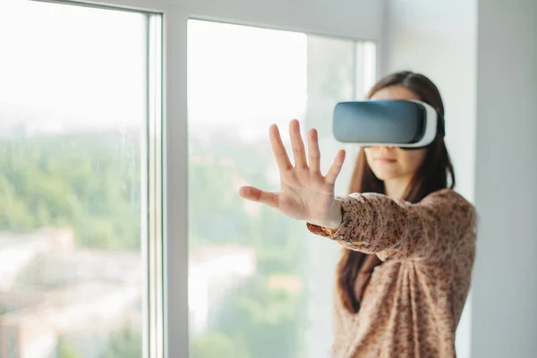 Молодая женщина в очках виртуальной реальности. Современные технологии. Концепция технологии будущего . — стоковое фото
