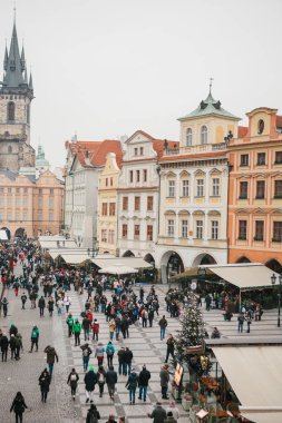 Prag, 13 Aralık 2016: Noel günü Prag'da eski şehir Meydanı. Noel pazarı şehrin ana Meydanı'nda. Mutlu yerel halk ve turistler yürümek ve dinlen. Tatil.