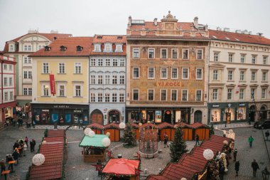 Prag, 13 Aralık 2016: Noel günü Prag'da eski şehir Meydanı. Noel pazarı şehrin ana Meydanı'nda. Mutlu yerel halk ve turistler yürümek ve dinlen. Tatil.