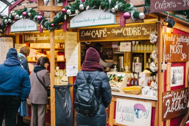 Prag, 15 Aralık 2016: Turist bakar, geleneksel Noel Pazar mal. Avrupa'da kutlama Noel. Noel alışveriş.