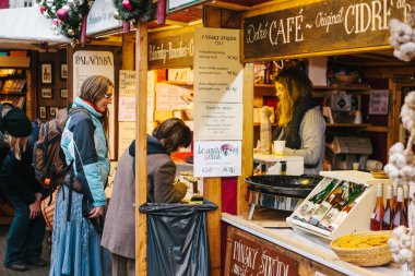 Prag, 15 Aralık 2016: Satıcı müşteriler bal ve çeşitli şarapların geniş bir seçki sunuyor. Noel Dükkanı. Noel alışveriş. Avrupa'nın Noel Kutlamaları.