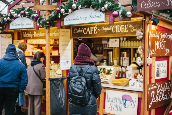 Praha, 15. prosince 2016: Turistické dívá na zboží v tradiční vánoční trh. Slaví Vánoce v Evropě. Vánoční nákupy. — Stock fotografie