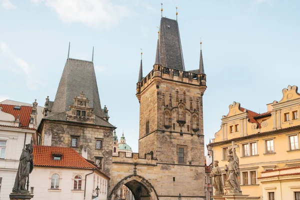 Kulenin Çek Cumhuriyeti Prag ünlü Charles Köprüsü girişinde. Mala Strana ve Old Town bağlanma Vltava Nehri ortaçağ bir köprüdür. — Stok fotoğraf