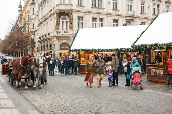 Prag, 24 Aralık 2016: Noel günü Prag'da eski şehir Meydanı. Noel pazarı şehrin ana Meydanı'nda. Mutlu yerel halk ve turistler yürümek ve dinlen. En sevdiğim yer turistler.
