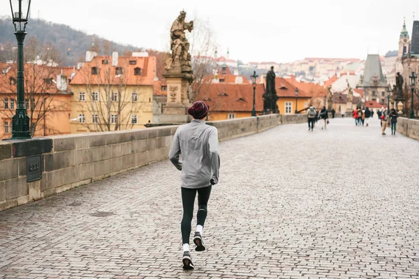 Прага, 24 декабря 2016 года: Утренняя пробежка спортсмена на Карловом мосту в Праге в Чешской Республике. Здоровый образ жизни. Спортивные мероприятия — стоковое фото