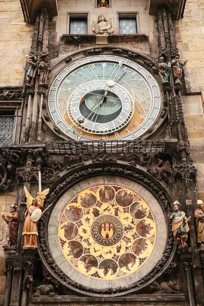 Orloj na hlavním náměstí v Praze v České republice. — Stock fotografie
