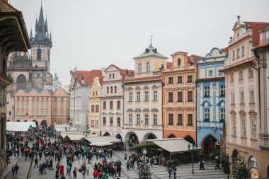 Prag, 13 Aralık 2016: Noel günü Prag'da eski şehir Meydanı. Noel pazarı şehrin ana Meydanı'nda. Mutlu yerel halk ve turistler yürümek ve dinlen. Tatil.