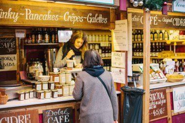 Prag, 15 Aralık 2016: Satıcı alıcı bal ve çeşitli şarapların geniş bir seçki sunuyor. Noel pazarı. Noel alışveriş. Avrupa'nın Noel Kutlamaları.