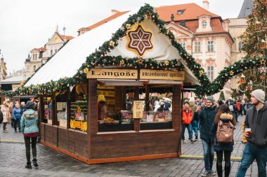 Prag, 24 Aralık 2016: Noel günü Prag'da eski şehir Meydanı. Noel pazarı şehrin ana Meydanı'nda. Mutlu yerel halk ve turistler yürümek ve dinlen. Tatil.
