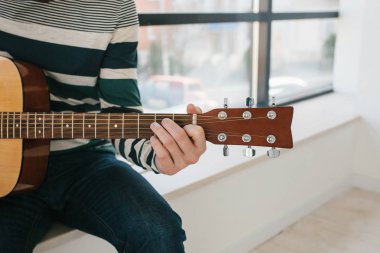 Gitar çalmayı öğrenme. Müzik eğitimi.