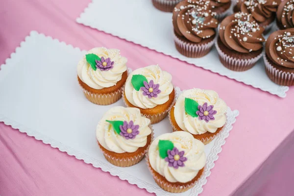 Čerstvě upečené vanilkové cupcakes s krémem, pohled shora. Dezert pro svátky — Stock fotografie