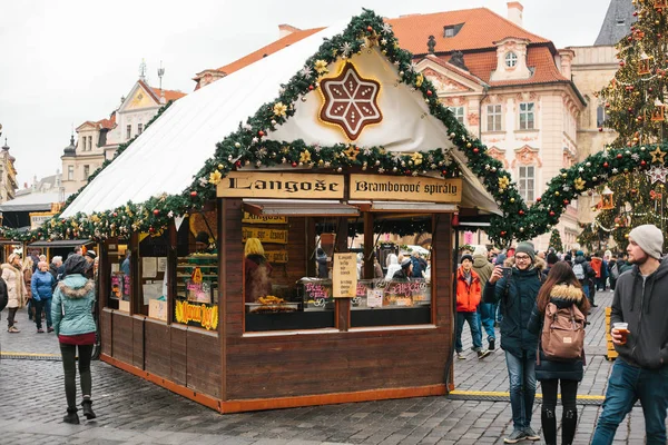 Prag, 24 Aralık 2016: Noel günü Prag'da eski şehir Meydanı. Noel pazarı şehrin ana Meydanı'nda. Mutlu yerel halk ve turistler yürümek ve dinlen. Tatil.