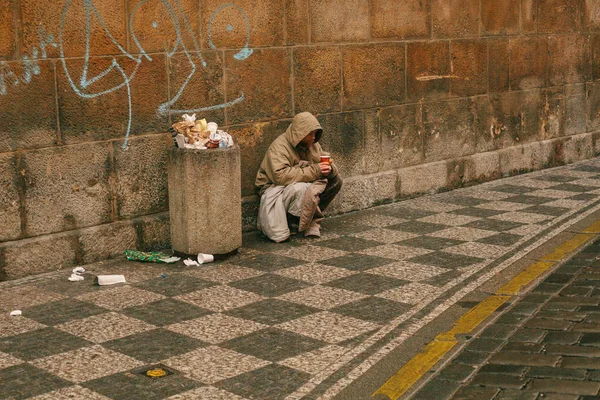 프라하, 체코 공화국, 12 월 24 일, 2016: 노숙자 배고픈 가난한 사람 시내 중심에 보도에 앉아. 문제, 실업. — 스톡 사진