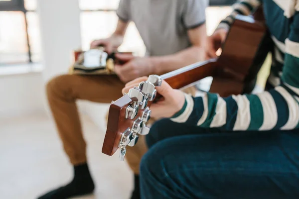 Leren om te spelen de gitaar. Muziekonderwijs. — Stockfoto