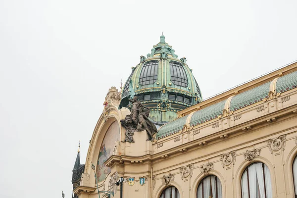 Z zewnątrz domu publicznego lub zwany także Miejski Dom jest jedną z atrakcji placu Republiki w Pradze w Czechach. Budynek jest zbudowany w stylu modernistycznym. — Zdjęcie stockowe