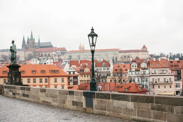 Karelsbrug in Praag in de Tsjechische Republiek. Europese oude architectuur. Lantaarnpaal en standbeeld op de brug. — Stockfoto