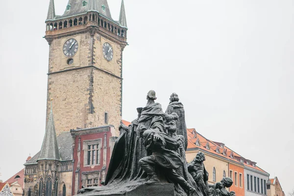 Pomník Mistra Jana Husa Staroměstském náměstí v Praze v České republice. Architektura. — Stock fotografie