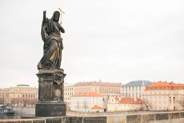 Skulptur des hl. Johannes des Täufers. eine der antiken Statuen auf der Karlsbrücke in Prag in der Tschechischen Republik. Alte europäische Architektur. — Stockfoto