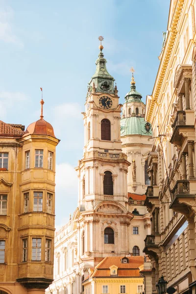 Vista laterale della Chiesa di San Nicola a Praga nella Repubblica Ceca con tempo soleggiato. Architettura . — Foto Stock