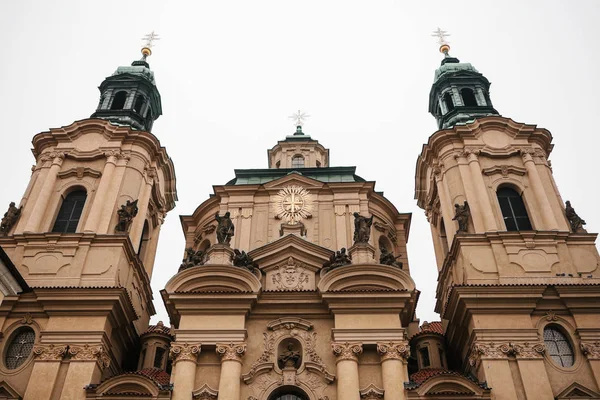 在捷克共和国布拉格老城广场圣尼古拉教堂的外表。体系结构。宗教建筑. — 图库照片