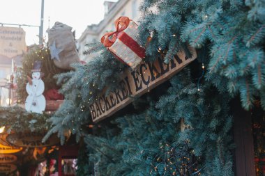 Dresden, Almanya, 19 Aralık 2016: Dekorasyon çatı fırın Dresden geleneksel Noel piyasada. Avrupa'nın Noel Kutlamaları.